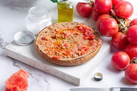 La tomate pendante n'humidifie pas autant le pain que les autres varits